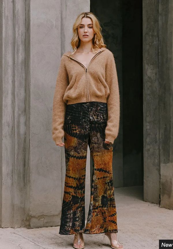 Habotai Silk, Light Silk, Neckline Designs, Flared Trousers, Wide Legs, Printed Blouse, Modern Woman, Wide Leg Pants, Floral Tops