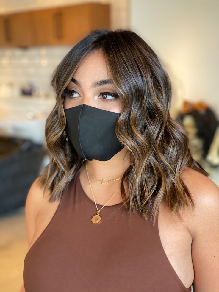 Brown Balayage For Short Hair, Lobs With Middle Part, Brown And Caramel Balayage Short Hair, Short Hair Ideas With Highlights, Best Hair Colour For Short Hair, Shoulder Length Fall Hair Brunettes, Balage Hair Brown Short, Short Black Hair With Brown Balayage, Highlight Brown Short Hair