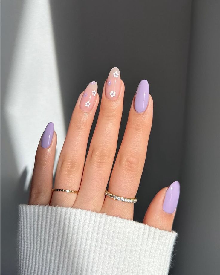 Lilac Inspired Nails, Soft Girl Nail Ideas, Simple Nail Ideas Neutral Colors, Lilac Nails Design, Nail Art Cute, Light Purple Nails, Hoco Nails, Lilac Nails, Lavender Nails