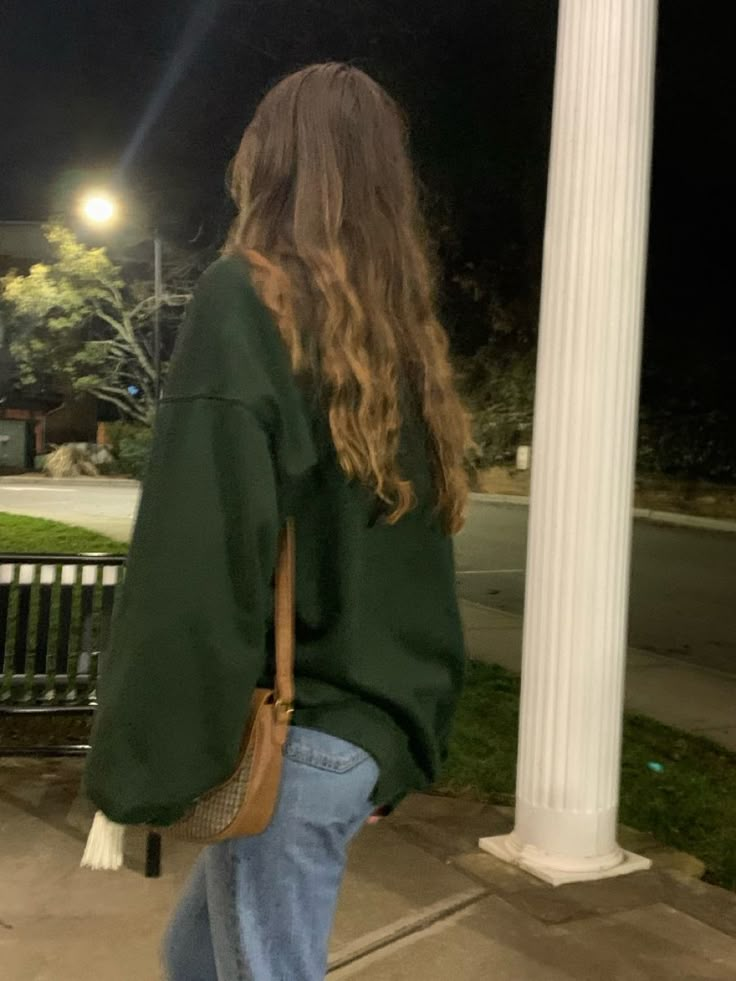 Erica Sweatshirt Brandy Melville, Oversized Sweatshirt Outfit Aesthetic, Brandy Melville Sweatshirt Outfit, Dark Green Crewneck Outfit, Late Night Walk Outfit, Outfit Inspo Brandy Melville, Winter Brandy Melville Outfits, Basic Sweatshirt Outfit, Dark Green Sweatshirt Outfit