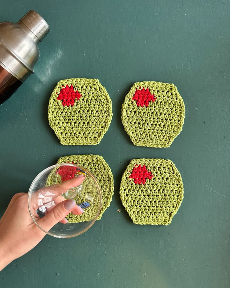 Presenting the perfect dinner party gift: Olive coasters! Perfect for your cocktail (martini!)-obsessed pal. They work up in no time and make a great standout feature on any dinner table. 🫒 This PDF pattern includes a detailed explanation on how to crochet a set of Olive coasters (US terminology). You'll be able to download the pattern immediately after purchasing. This pattern is fit for beginners! It's pretty simple, using slip stitch, half double crochet (increasing and decreasing), and the Crochet Patterns Trendy, Small Gifts Crochet, Crochet Easy Projects Quick, Crochet For Apartment, Crochet Bachelorette Gifts, Crochet Fun Projects, Crochet Coozies Beer, Cotton Crochet Ideas, Crochet Gifts For Mum