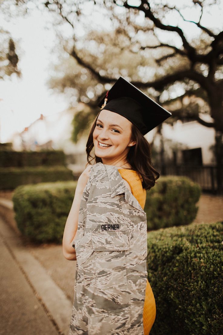 Army Graduation Pictures, Rotc Senior Photos, Nursing School Graduation Pictures, College Grad Photos, College Pictures, Cheerleading Competition, Cute Senior Pictures, College Grad Party, College Graduation Photos