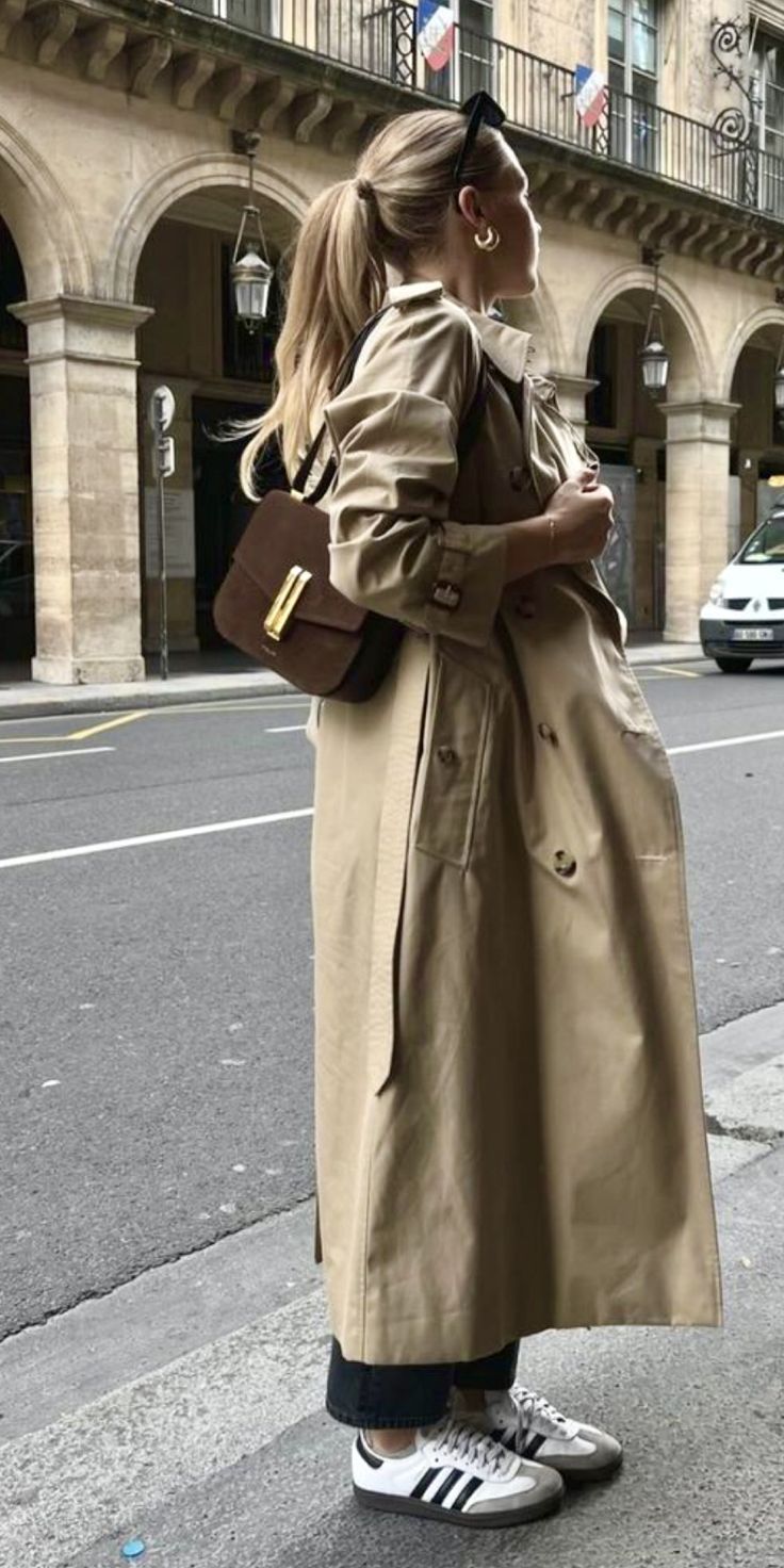 Nyc Aesthetic Fashion Spring, Trench Coat Outfit London, Trench Coat With Jeans Outfit, Trench Coat Outfit Scandinavian, Long Cream Trench Coat Outfit, Trench Coats Aesthetic, Trench Coat And Sambas, Beige Oversized Coat Outfit, Dark Beige Trench Coat Outfit