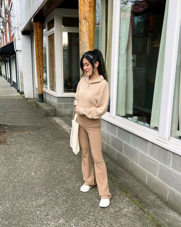 𝐂𝐇𝐑𝐈𝐒𝐓𝐈𝐍𝐀 | 𝐅𝐀𝐒𝐇��𝐈𝐎𝐍 𝐁𝐋𝐎𝐆𝐆𝐄𝐑 on Instagram: “Me 🤝 dressing like iced coffee ☕️🤎 Giving true #beigeaesthetic vibes in this outfit. Outfit details are all in my stories and #LTK • • • •…” Beige Aesthetic, Iced Coffee, Outfit Details, Khaki Pants, Blogger, Fashion Blogger, My Style, Pants, Instagram