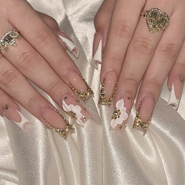 setsbycarolaa Burgundy With Gold Nails Acrylic, White French Tip With Gold Gems, Long Nail Christmas Design, Beige Prom Nails, Charmed Out Nails, 15 Quinceanera Nails, Golden And White Nails, Gold Nails For Quinceanera, Gold Rhinestone French Tip Nails