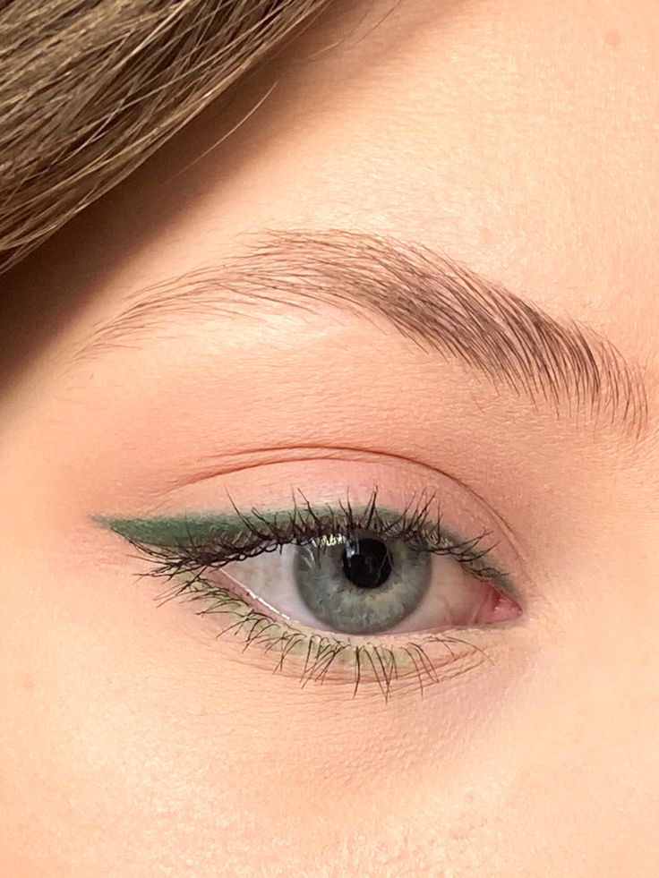 Emerald Green Eye Makeup Simple, Simple Green Prom Makeup, Simple Green Eye Makeup Natural, Simple Makeup Looks Green Eyes, Green Eyeshadow On Blue Eyes, Simple Green Eyeliner, Blue Eyeliner Green Eyes, Green Eyeliner Looks Simple, Green Eye Pencil