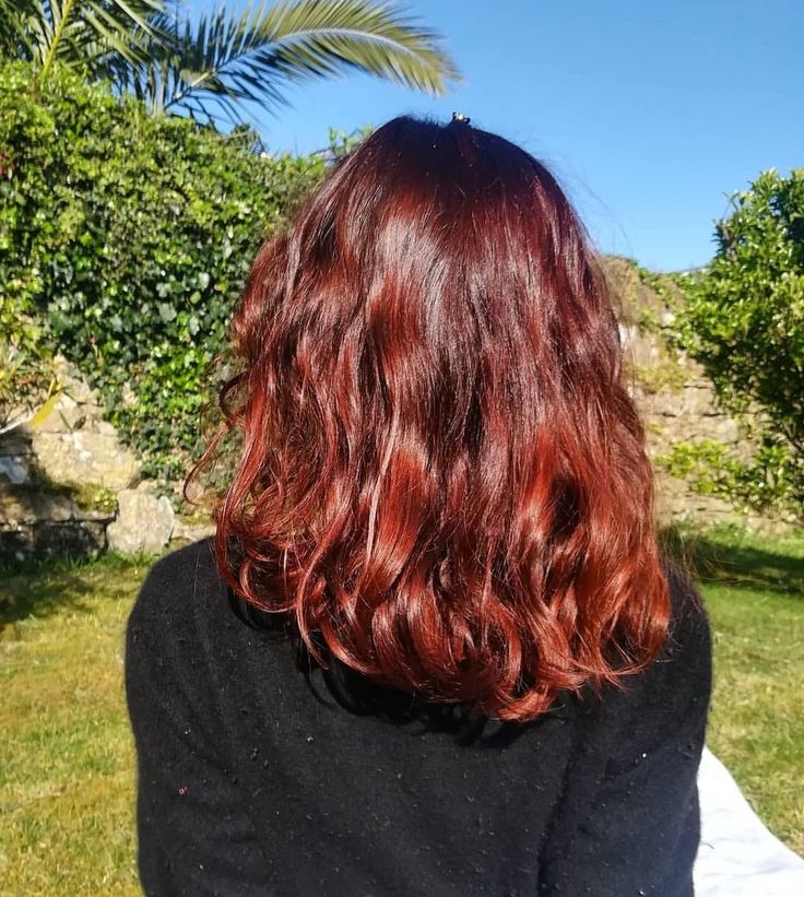 Red Hair Henna, Henna Dyed Hair, Henna Hair Dye Red, Red Wavy Hair, Red Henna Hair, Red Hair Pictures, Deep Red Hair, Henna Hair Color, Hair Pale Skin