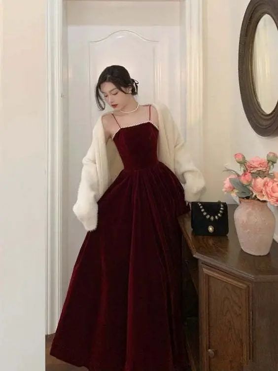 Ideas de vestidos de graduación aesthetic Red Velvet Prom Dress, Wine Red Prom Dress, Prom Dresses Simple, Velvet Prom Dress, Simple Prom Dress, Prom Dress Inspiration, Burgundy Velvet, Pretty Prom Dresses, فستان سهرة