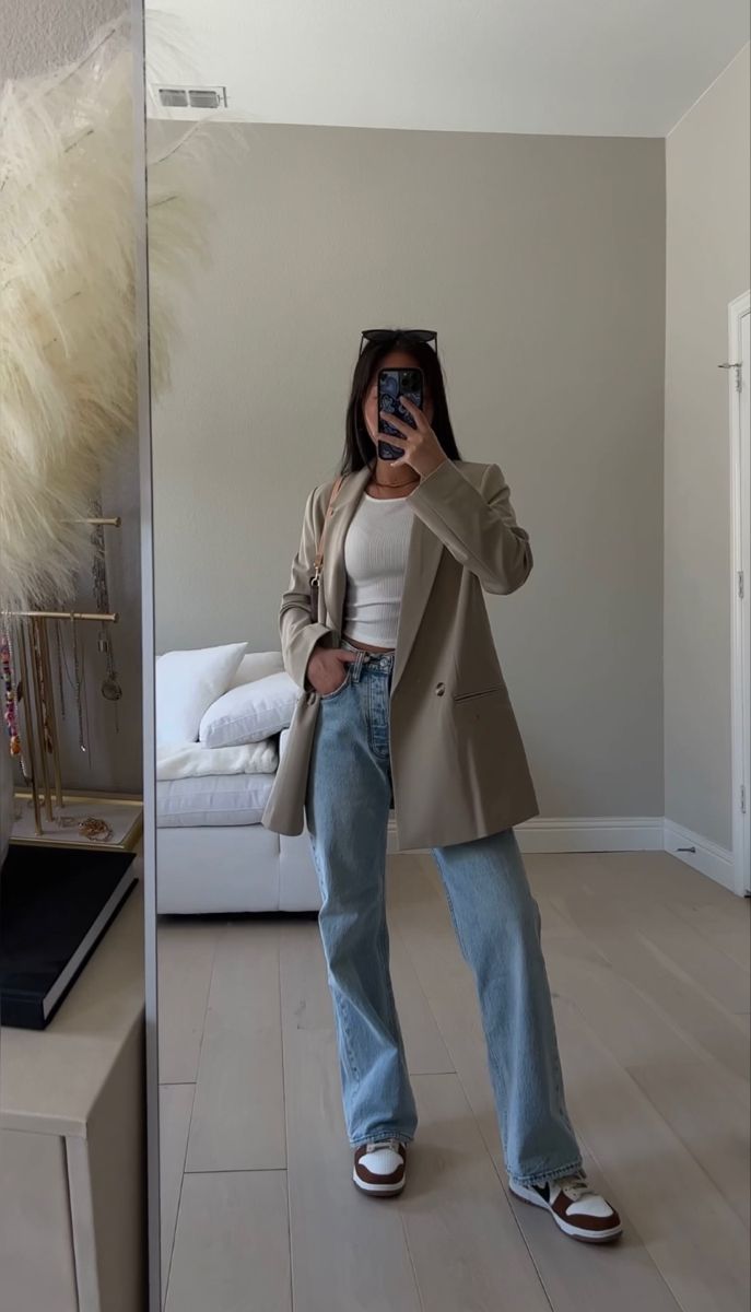 Light Wash Jeans Outfit, Light Jeans Outfit, Flare Jean Outfit, Jeans And Sneakers Outfit, Wash Jeans Outfit, Jeans Blazer Outfit, Uni Aesthetic, Hourglass Outfits, Straight Jeans Outfit