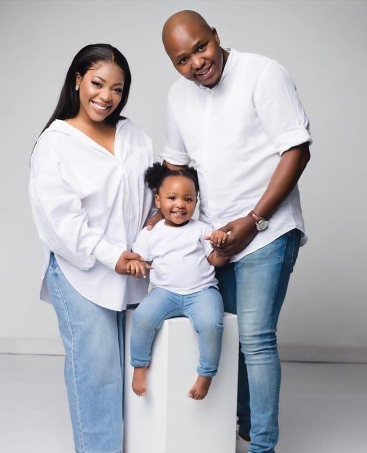 White Top Blue Jeans Family Photoshoot, Denim And White Family Maternity Pictures, Photo Shoot Family Of 3 Posing Ideas, Champagne Family Photos, One Year Photoshoot Ideas Indoor, Christmas Shoot Outfits, Jean Photoshoot Ideas Family, Denim Outfit Family Photoshoot, Denim And White Family Photoshoot