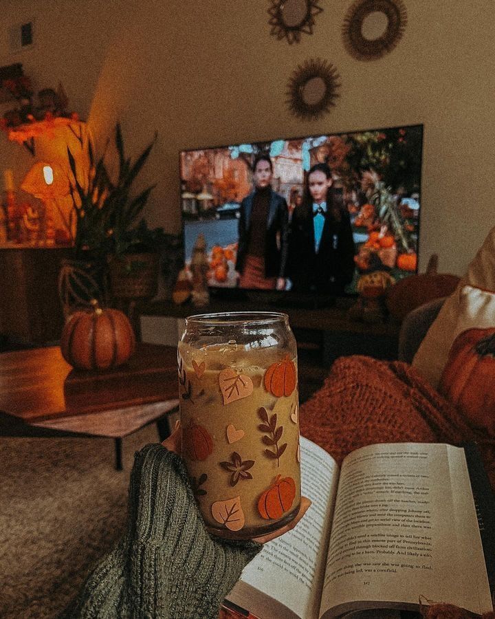 Autumn Rory Gilmore Aesthetic, Autumn Reader Aesthetic, Autumn Life Aesthetic, Cabin Autumn Aesthetic, Fall Aesthetic People, Romantic Autumn Aesthetic, Fall That Girl Aesthetic, Gilmore Girls Aesthetics, Reading Aesthetic Autumn