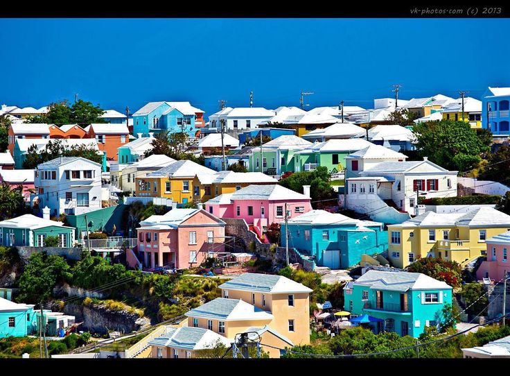 many houses are painted in different colors