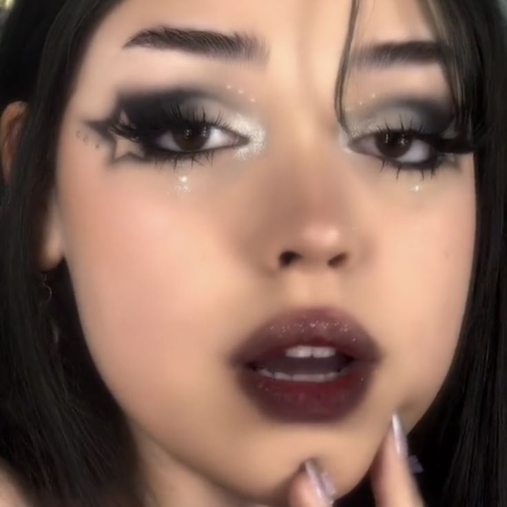 Makeup Ideas Y2k, Star Eyeshadow, Dark Makeup Looks, Eyeshadow Glitter, Punk Makeup, Cute Eye Makeup, Swag Makeup, Smink Inspiration, Ethereal Makeup