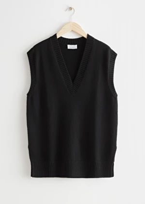 Women's Vests | Sweaters and knits - & Other Stories Oversized Knit Vest, Knitted Vest Outfit, Sweater Vest Outfit Women, Light Academia Outfit, Black Knitted Vest, Sweater Outfits Men, Sweater Vest Outfit, Oversized Vest, Trouser Outfits