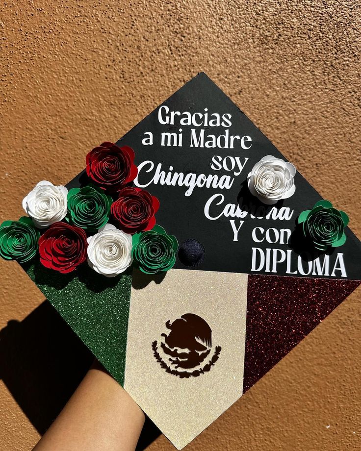 a graduation cap decorated with flowers and the words gracias a mi madre