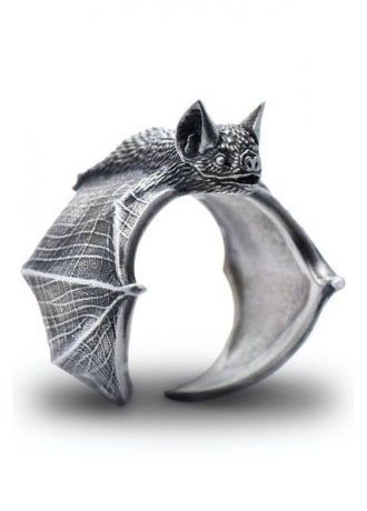 The Fledermaus Ring is a statement ring featuring a creature of the night. #BatRing #StatementAccessories #GothicRing Vampire Ring, Bat Ring, Bat Jewelry, Metal Bat, Goth Accessories, Cerámica Ideas, Stones Jewelry, Vintage Punk, Rings Jewelry Fashion