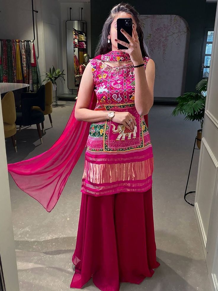 Creating these complete patola printed and hand work garments for you all in rani pink color crafted on gaji silk with lagdi patta and that's the beauty of it. Price:- ₹3,399.00 Georgette Plazo, Plazo Dress, Plazo Designs, Plazo Kurti, Patola Print, Lehenga Crop Top, Crop Top Lehenga, Rani Pink, Fancy Print