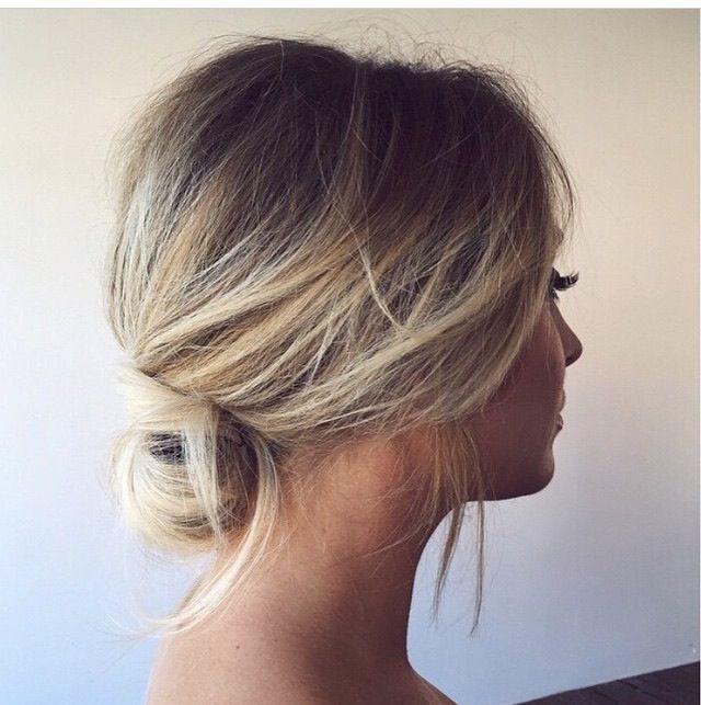 Wedding Hair Trends, Messy Bun Hairstyles, Bridesmaid Hair Updo, Low Bun, Bridal Updo, Penteado Cabelo Curto, Trending Hairstyles, Wedding Hair And Makeup, Bridesmaid Hair