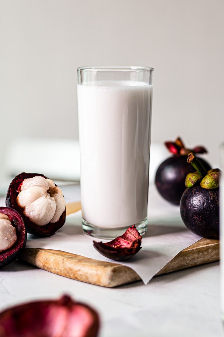 coconut mangosteen smoothie in a glass Mangosteen Recipe, Smoothie With Coconut, Coconut Milk Drink, Pureed Food, Mixology Recipes, Juice Coconut, Healthy Banana Muffins, Banana Splits, Tropical Drinks