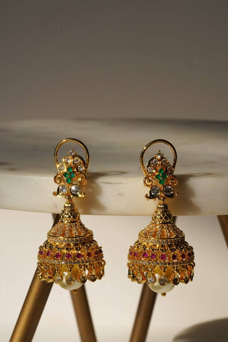 Découvrez le charme intemporel des boucles d'oreilles Aadhya Gold AD Jhumka, un mélange captivant de tradition et d'élégance. Ces exquises boucles d'oreilles de style jhumka sont disponibles en deux styles distincts : méticuleusement plaquées or et ornées de pierres AD blanches scintillantes, complétées par des pierres AD éclatantes vertes et rubis. S'inspirant des bijoux du sud de l'Inde, ces boucles d'oreilles sont un témoignage de grâce et de beauté. Un style comporte plusieurs perles pendant Stones Drawing, Ear Chain, Accessories Ear, Chandbali Earrings, South Indian Jewelry, Choker Necklace Set, Jhumka Earrings, Artisan Craft, Bridal Sets