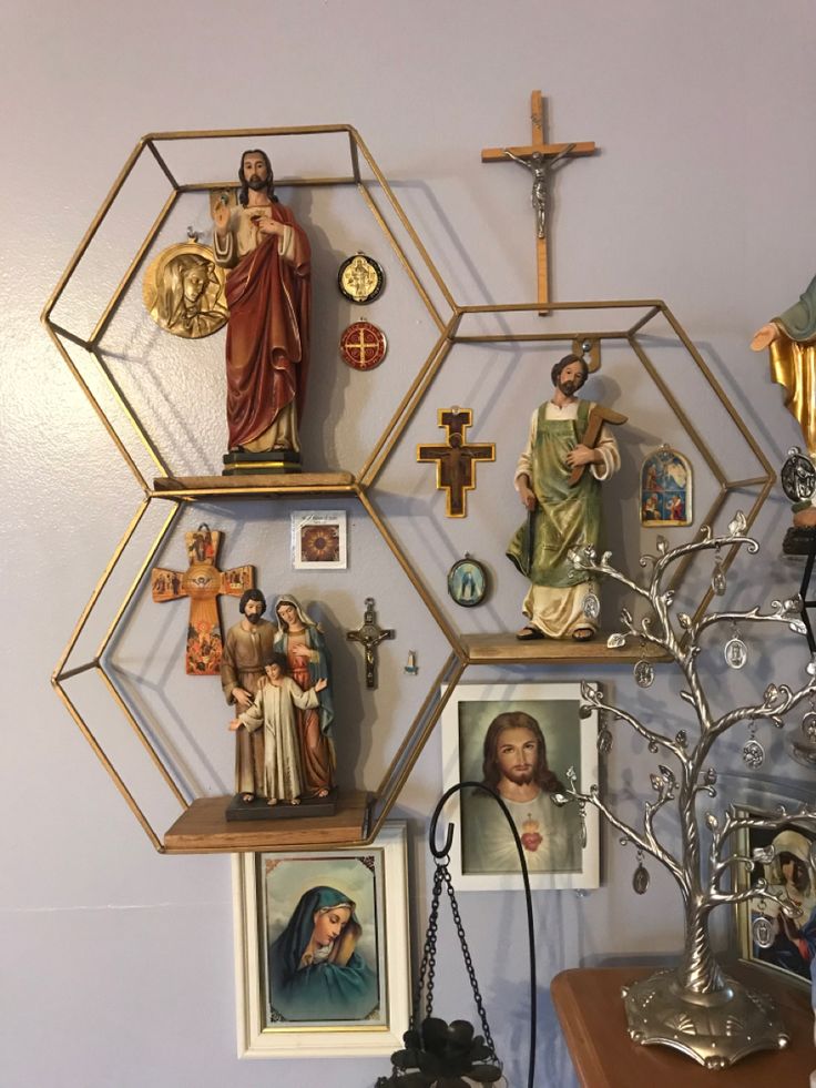 Christian Altar Ideas For Home, Catholic Decor Home Ideas, Home Altar Catholic Beautiful, Home Altar Ideas, Catholic Prayer Corner, Wall Altar Ideas Catholic, Catholic Home Altar, Home Shrine, Catholic Wall Decor