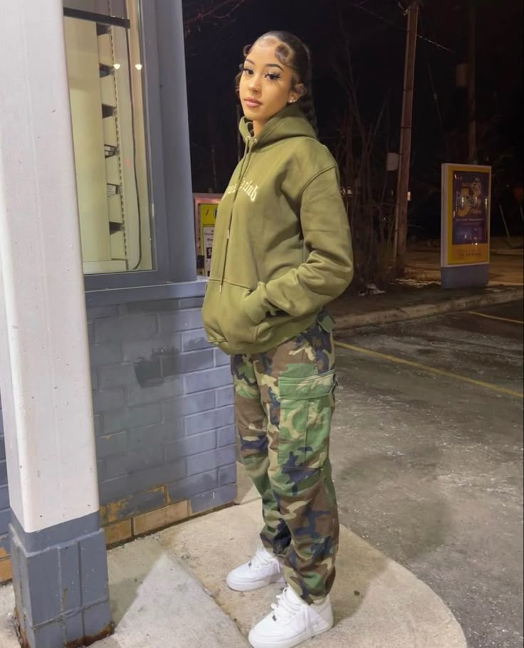 Green Hoodie Outfit, Mode Zara, Effortlessly Chic Outfits, Insta Pics, Tomboy Style Outfits, Green Hoodie, Camo Pants, Streetwear Fashion Women, Hoodie Outfit