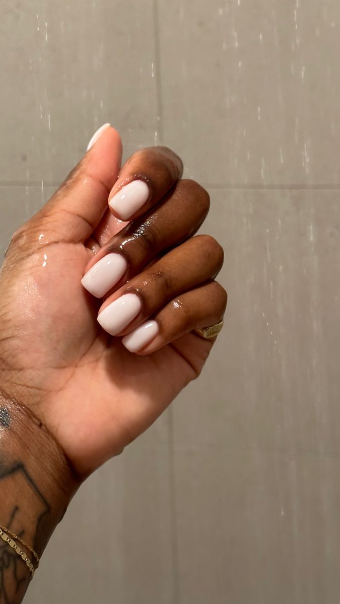 Short Elegant Nails For Black Women, Classy Manicure Short Nails, Crème Colored Nails, Gel Polish On Natural Nails Black Women, Russian Manicure Black Women, Manicure With Gel Polish, Dip Manicure With Design, Elegant Nails Black Woman, Short Nail Black Women