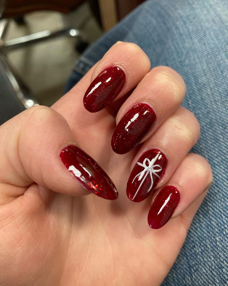 Classy Christmas Nails Burgundy, Christmas Nails Full Colour, Glitter Red Nail Designs, Red Shirt Christmas Nails, Present Nails Art, Gift Nails Christmas, Christmas Dark Red Nails, Red Christmas Present Nails, Minimal Christmas Nails Red