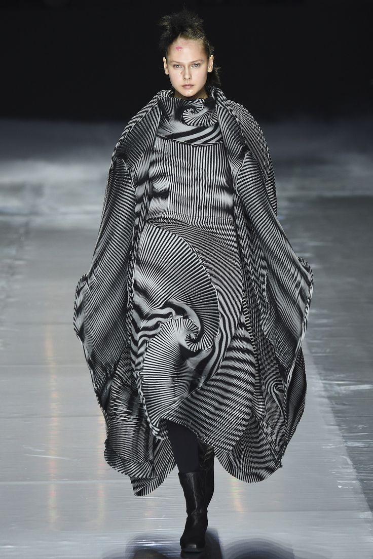 Sculptural Fashion - monochrome dress with striped & sculpted pleats // Issey Miyake Fall 2016 Issey Miyake Dress, Miyake Dress, Issey Miyake Women, Sculptural Fashion, Coat Suit, 3d Fashion, Black And White Dress, Op Art, Fall 2016