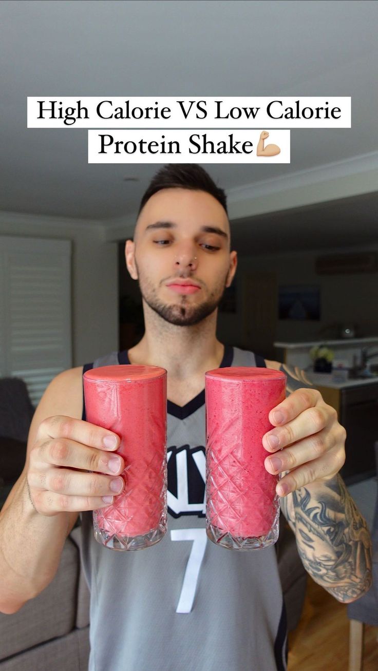 AUSSIE FITNESS 🇦🇺💪🏼 | Dez (@_aussiefitness) posted on Instagram: “Weight Loss VS Weight Gain Protein Shake💪🏼 Both of these protein shakes use similar ingredients but serve different purposes depending on…” • Mar 28, 2022 at 8:17am UTC High Calorie Protein Shakes, Low Calorie Protein Shake, Low Calorie Shakes, Aussie Fitness, High Protein Smoothies, High Calorie, High Protein Low Calorie, Protein Shake Recipes, Protein Drinks