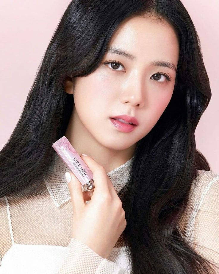 Glow Balm, Dior Lip Glow, Tiffany And Co Jewelry, Dior Makeup, Dior Beauty, Lip Hydration, Vogue Korea, Lip Glow, Kim Jisoo