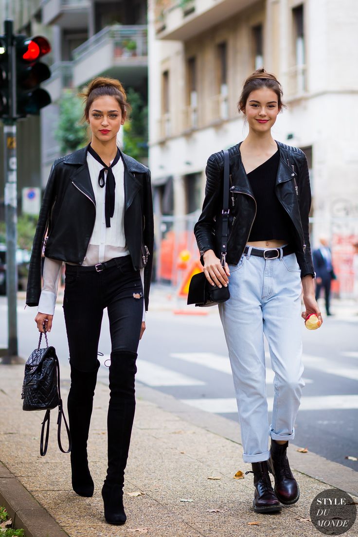 Models ‎Zhenya Katava and Irina Shnitman‬ serving up a double dose of New York streetstyle. Zhenya Katava, Fashion Paintings, 2016 Street Style, Street Style Paris Fashion Week, Martens Style, 80s Costume, Models Off Duty Style, Street Style 2016, Look Jean