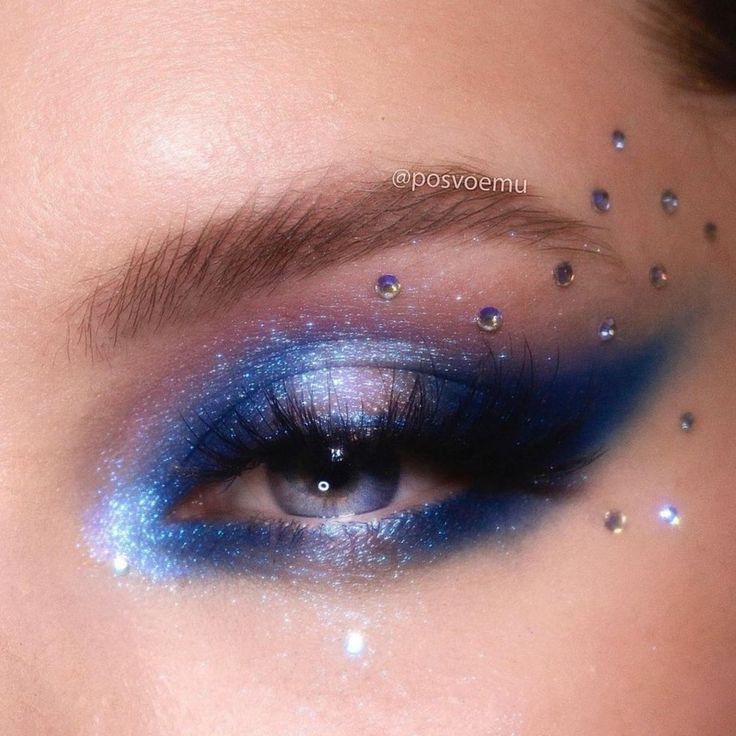 Taylor Swift Midnight Eye Makeup, Blue Gemstone Makeup, Makeup Looks Euphoria Inspired, Dark Blue Euphoria Makeup, Midnight Taylor Swift Makeup, Taylor Swift Midnights Eyeshadow, Light Blue Euphoria Makeup, Midnights Taylor Swift Eye Makeup, Saturno Birthday Party