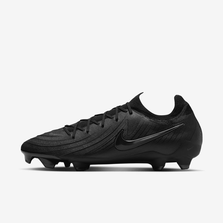 the nike vapor soccer shoe is shown in black