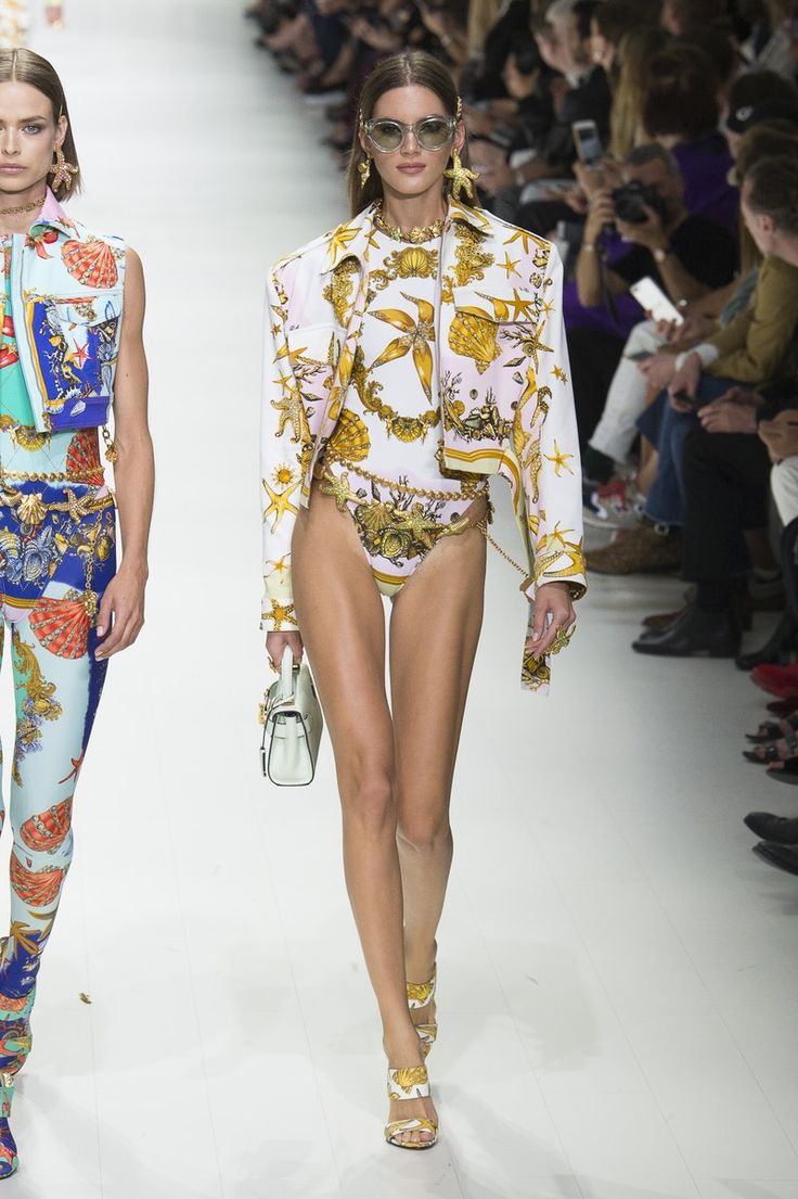 Versace | Ready-to-Wear - Spring 2018 | Look 46 Valery Kaufman, Dolly Fashion, Versace Style, Versace Spring, 90s Runway Fashion, Versace Fashion, Versace Couture, Fashion 2017, Runway Fashion