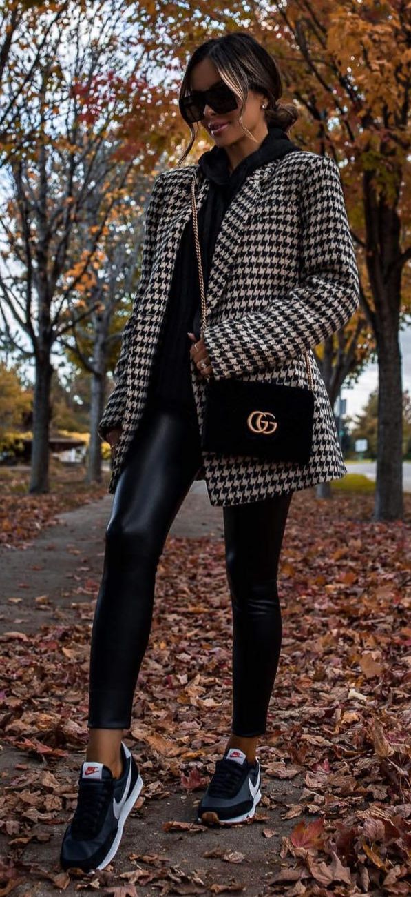 Coat Trends, Moda Paris, Blazer Outfit, Houndstooth Blazer, Faux Leather Skirt, Blazer Outfits, Faux Leather Leggings, Mode Inspiration, Winter Fashion Outfits