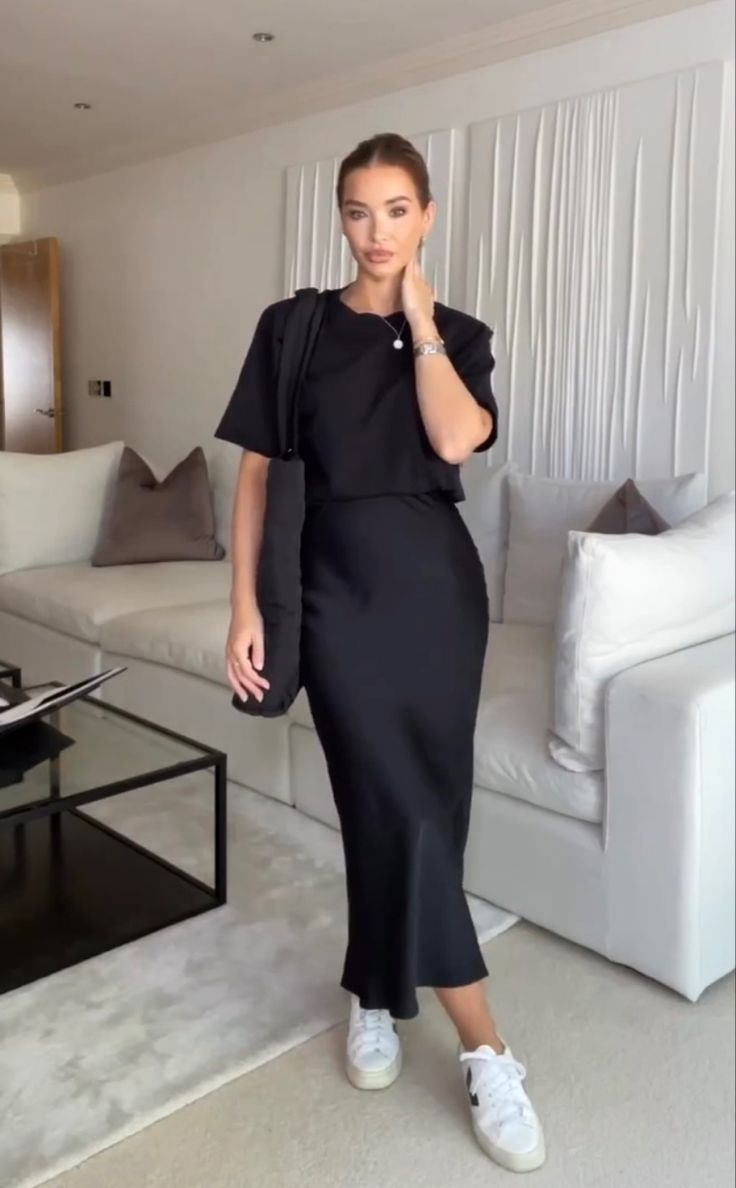 Black Pants Airport Outfit, Upscale Restaurant Outfit, Hostess Outfit Restaurant Classy, Outfit Domingo, Satin Skirt Outfit, Elegantes Outfit Damen, Rok Outfit, Stil Elegant, Elegante Casual