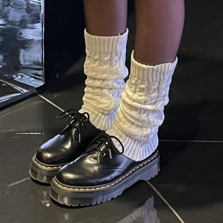 Black Shoes With Leg Warmers, Dr Marten 1461 Platform Outfit, Doc Martins With Leg Warmers, Leg Warmers Tights, Doc Martens Outfit 1461 Shoes, White Leg Warmers Outfit Aesthetic, White Crochet Leg Warmers, Doc Martens 1461 Quad Platform Outfit, Doc Martens Quad 1461