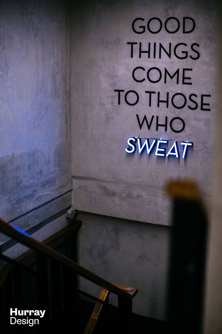 there is a sign on the wall that says good things come to those who sweat