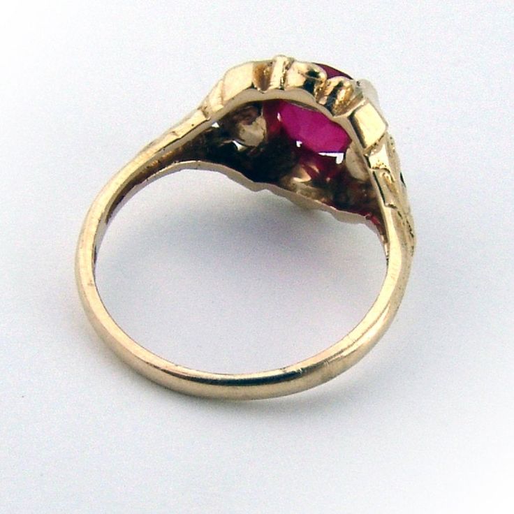 Vintage 14 K (.585) yellow gold ring, having ornate front with a round cut synthetic Ruby centerpiece. This gorgeous ring is a size 6 1/2 and weighs 3.4 grams. Eb8990 Gorgeous Ring, Cabochon Ring, Gold Price, Yellow Gold Ring, Ruby Ring, Flower Ring, Cluster Ring, Yellow Gold Rings, Beautiful Rings