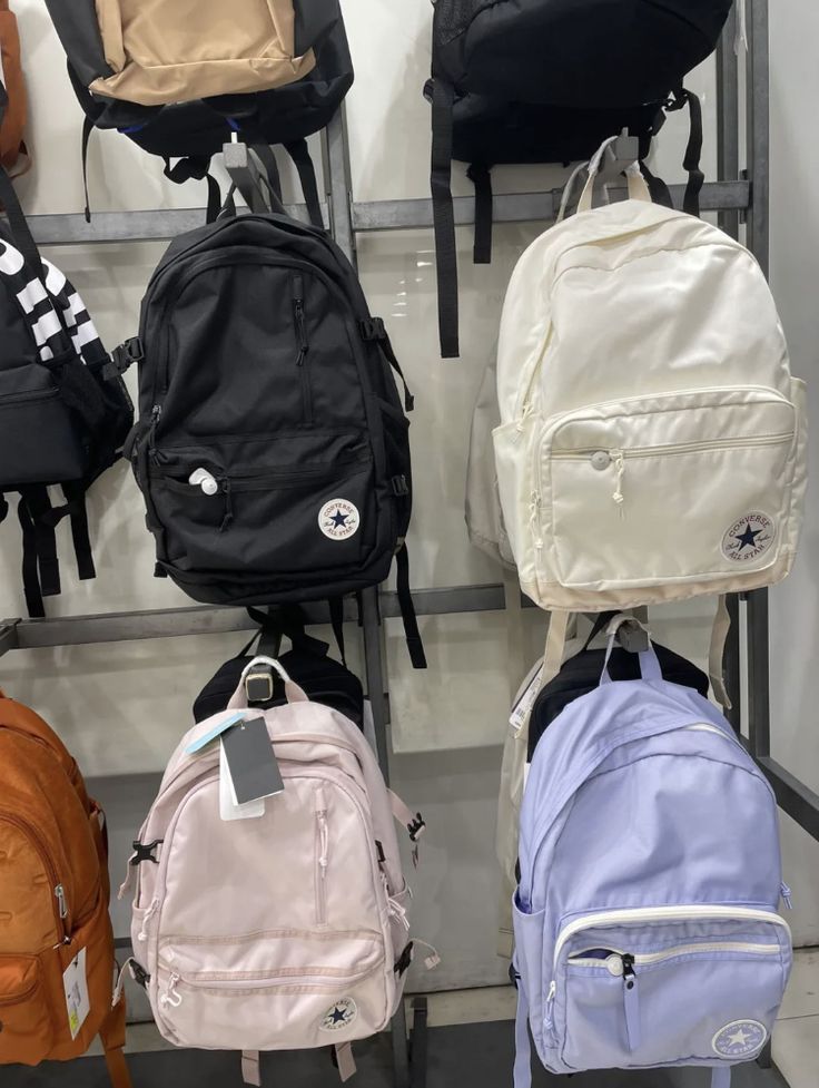 Converse Rucksack, Converse Backpack, Mochila Jansport, Stylish School Bags, School Bag Essentials, Backpack Essentials, Aesthetic Backpack, Inside My Bag, Handbag Essentials