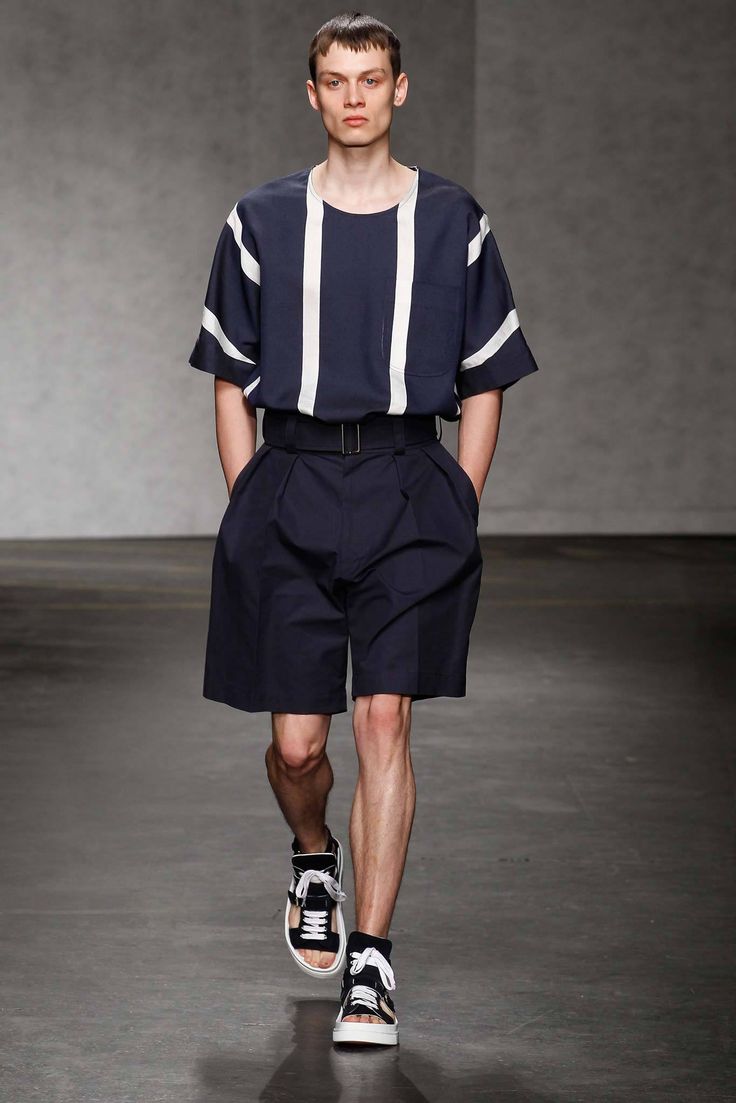 Men Outfit Spring, Runway Men, London Mens Fashion, Mens Runway Fashion, Mens Fashion Week, Androgynous Fashion, Shorts Men, Menswear Collection, Spring Summer 2015