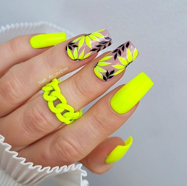 Yellow Neon Nails Design, Spring Bright Nails, Nail Art Spring 2024, Neon Nails Designs Summer 2024, Black And Neon Nail Designs, Yellow Neon Nails, Nail Designs Yellow, Bright Yellow Nails, Neon Yellow Nails