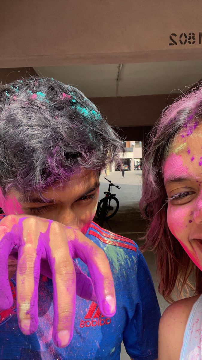 #holi #friendship #friendshipgoals #friends #aesthetic #colorful #celebration Holi Pictures With Friends, Holi Aesthetic Photos, Holi With Friends Aesthetic, Holi Aesthetic Pictures With Friends, Couple Holi Photos, Indian Couple Holi Aesthetic, Holi Poses With Friends, Holi Festival Aesthetic, Holi Couple Pic