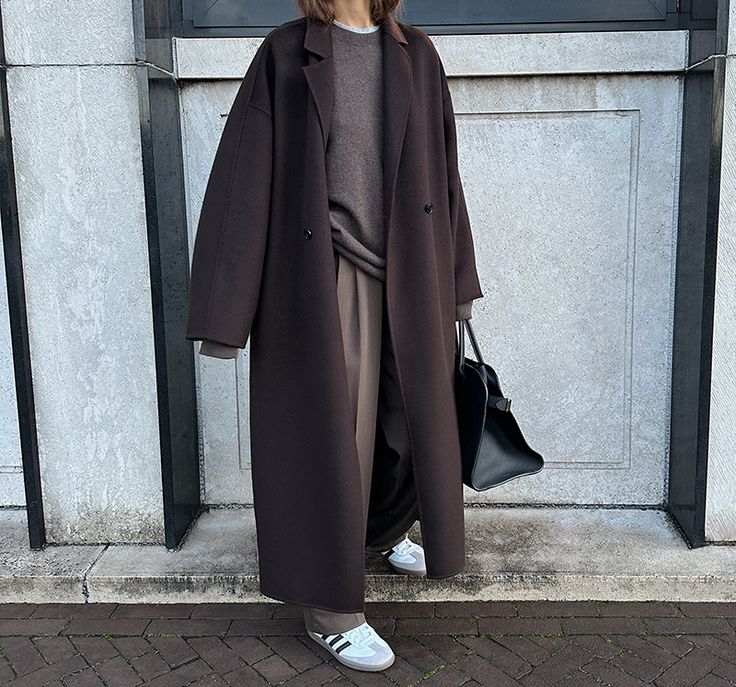 Outfit Nero, Black Coat Outfit, 일본 패�션, Grey Outfit, Autumn 2024, Brown Shades, Style Aesthetic, Minimal Style, Coat Outfits