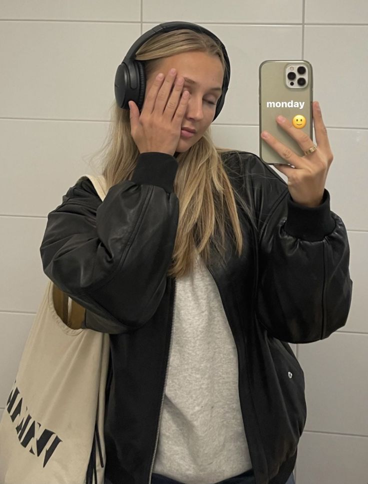 Headphones Style, Headphone Aesthetic, Headphone Outfit, Wh 1000xm4, Headphones Aesthetic, Cute Headphones, Girl With Headphones, Fits Aesthetic, Ear Style