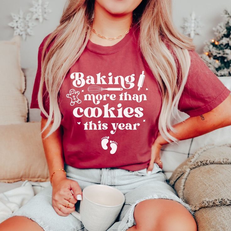 Spread the holiday cheer and share your sweet news with our "Baking More Than Cookies This Year" shirt. This cozy and festive design is the perfect way to make a subtle yet exciting Christmas pregnancy announcement. Capture the magic of the season and the joy of your growing family with this heartwarming tee. Holiday Gender Reveal, Gender Reveal Outfit, Cookie Shirt, Christmas Pregnancy Announcement, Cadeau Baby Shower, Christmas Pregnancy, Xmas Tees, Christmas Tree Shirt, Maternity Tees