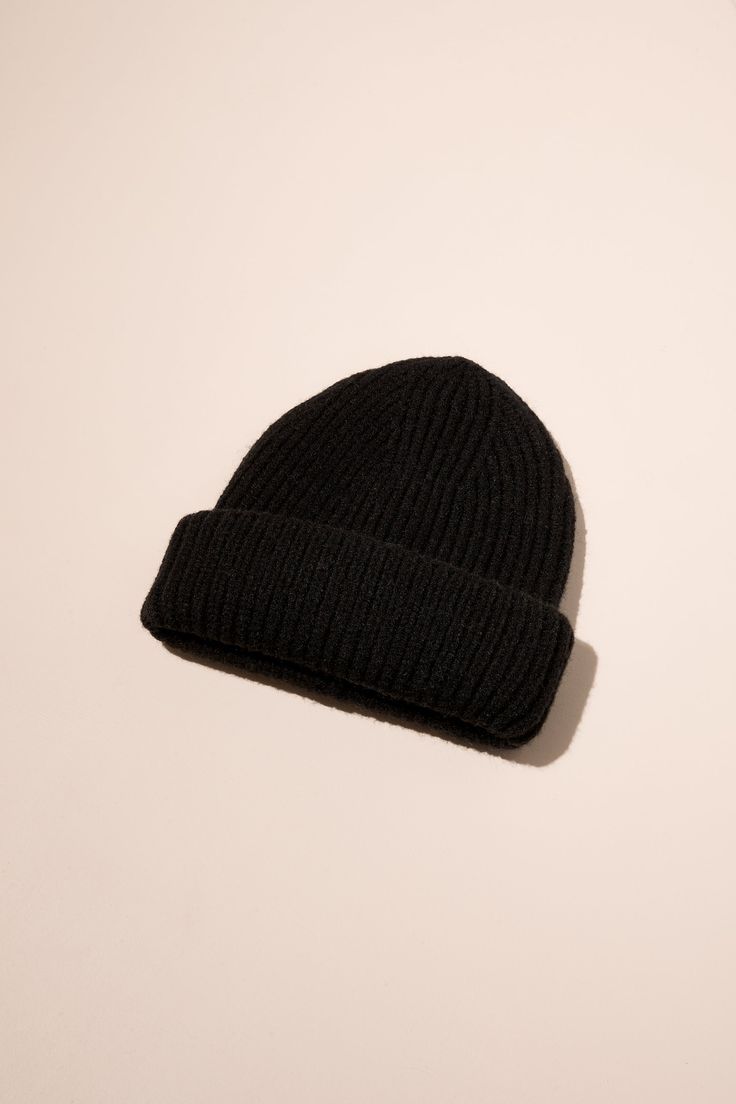 Soyez prêtes à affronter l'hiver avec cette tuque en rib. Aussi belle que confortable, vous allez l'adorer! Tuque en tricot en rib À noter que le revers n'est pas cousu Taille unique 47% acrylic, 25% nylon, 28% pbt (polybutylene terephthalate) Solid Knit Beanie For Fall, Ribbed Beanie For Cold Weather In Fall, Winter Soft Knit Beanie, Cozy Ribbed Beanie For Fall, Warm Beanie For Cold Weather, Solid Winter Beanie Cap, Solid Color Knit Beanie, Solid Knit Beanie Hat, Cold Weather Solid Knitted Beanie