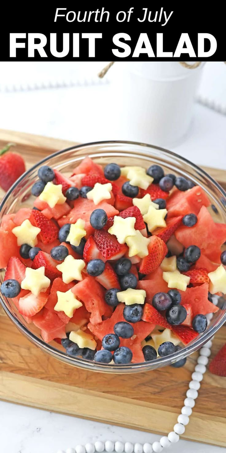 star shaped watermelon and apples fruit salad Fourth Of July Fruit, Red White And Blue Fruit, Side Dishes For Chicken, Fruit Salad Easy, Patriotic Desserts, Blue Fruit, Beautiful Salad, Healthy Strawberry, Fourth Of July Food