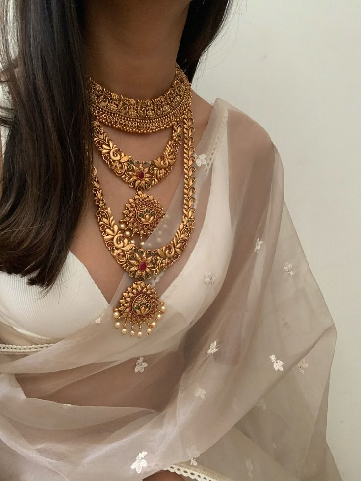 Minimalistic Indian Wedding, Minimal Wedding Jewelry Indian, Bridal Gold Jewellery Indian, Gold Indian Jewelry, Indian Gold Jewellery, Indian Wedding Jewellery, Indian Gold Necklace Designs, Golden Accessories, Indian Gold Jewelry